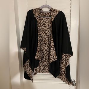 Reversible rainwrap-Leopard print & black. Great for travel. Light & washable.